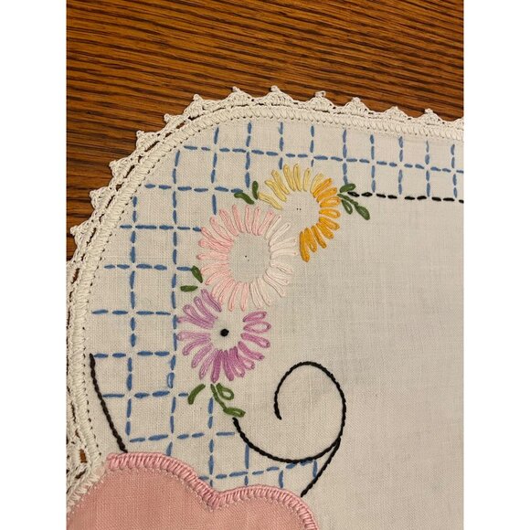 Vtg Embroidered Floral Table Runner With Pink Flower Lace Trim 40" X 15.5" - Picture 5 of 16